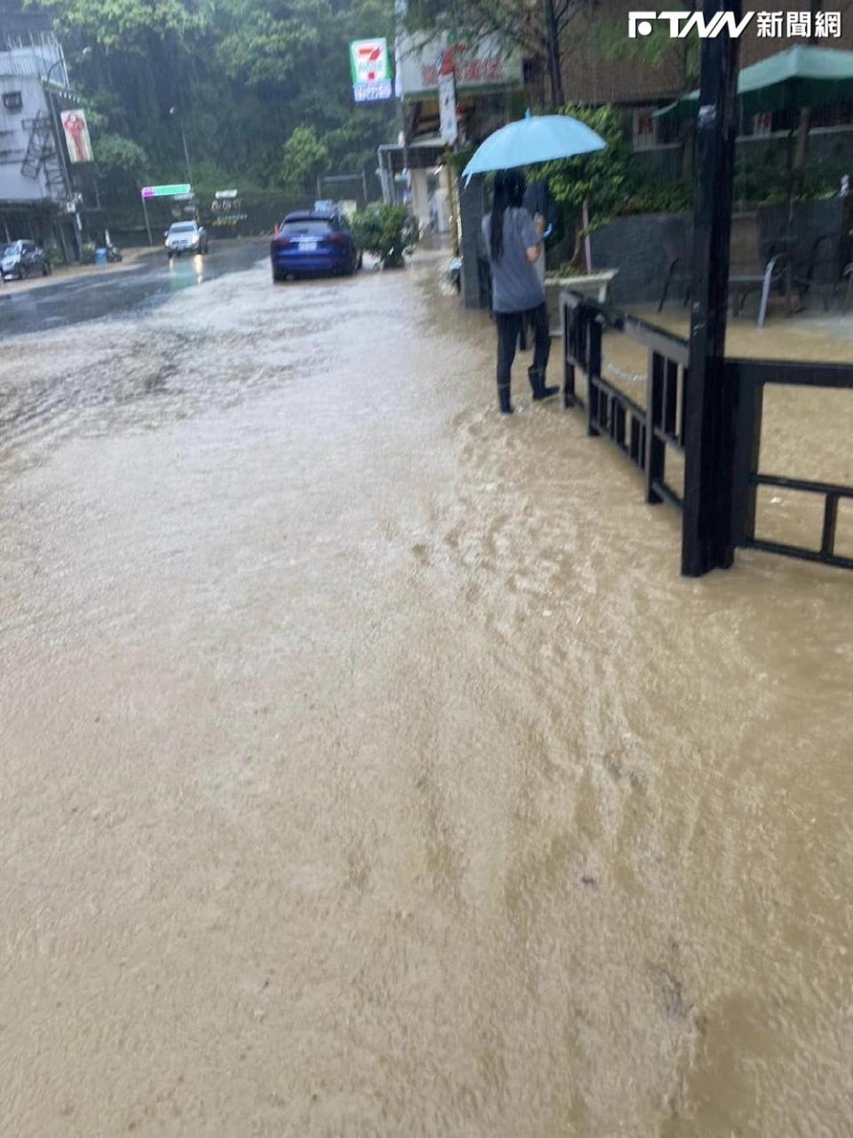 午後雷陣雨台北市傳出淹水災情（圖／市議員許淑華臉書）