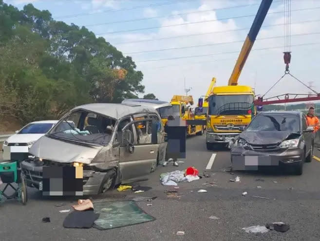 ▲台電電纜線竟垂落國道！造成廂型車失控翻覆、波及4車，慘釀1死3傷。（圖／翻攝畫面）