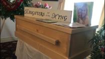 Este jueves comenzaron los funerales de las tres mujeres y 6 niños pertenecientes a la comunidad mormona que asesinados por grupos delictivos armados en el estado de Sonora, México. Los funerales continuarán hasta este sábado.