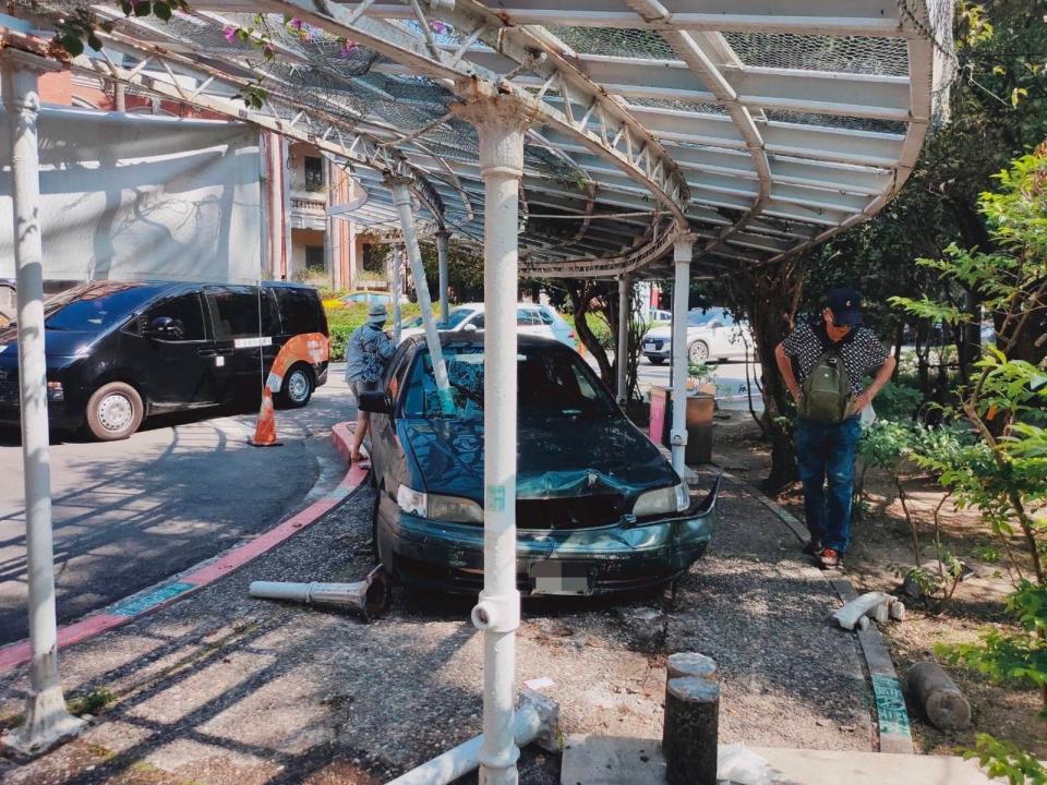 陳男駕駛車輛失控撞進台大醫院的涼亭內。（翻攝畫面）