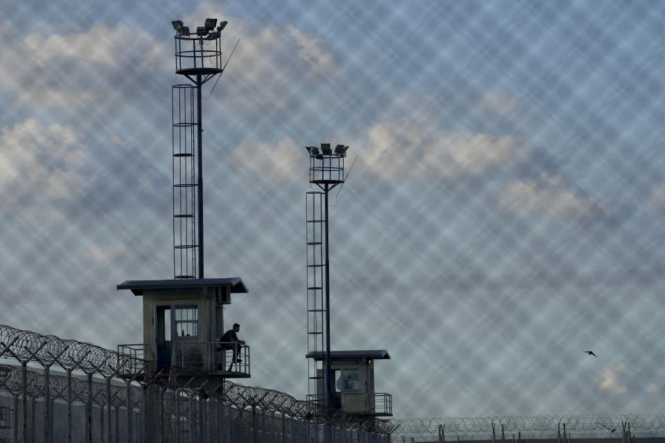 Un guardia de prisiones se sienta en una torre de vigilancia en la cárcel de Pinero, Argentina, el martes 9 de abril de 2024. El presidente de Argentina, Javier Mileo, ha pedido penas más duras contra los traficantes de drogas y la intervención militar. (AP Foto/Natacha Pisarenko)