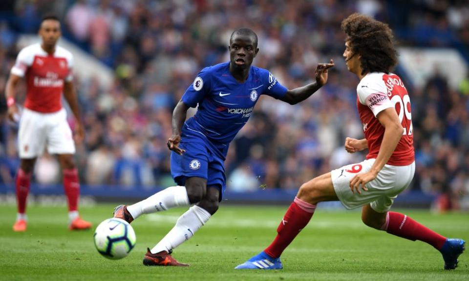 N’Golo Kanté of Chelsea passes the ball under pressure from Matteo Guendouzi of Arsenal.