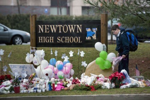 Un estudiante observa unas flores depositadas en honor a las víctimas de Sandy Hook, este 18 de diciembre en Newtown.