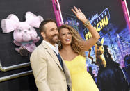 Ryan Reynolds, izquierda, y su esposa Blake Lively en el estreno de "Pokemon Detective Pikachu" en Military Island en Times Square el jueves 2 de mayo de 2019 en Nueva York. (Foto Evan Agostini/Invision/AP)