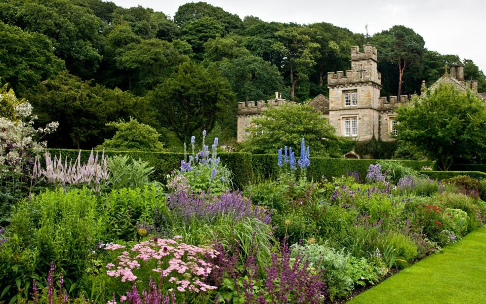 Borders at Gresgarth Hall, Lancashire - GAP Photos