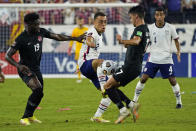 El defensor estadounidense Sergiño Dest (2) pugna un balón con los canadienses Alphonso Davies (19) y Stephen Eustaquio (7) durante el partido por las eliminatorias del Mundial, el domingo 5 de septiembre de 2021, en Nashville. (AP Foto/Mark Humphrey)