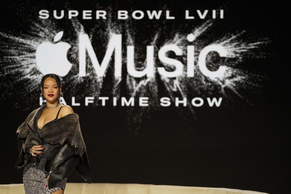 Rihanna posa para un retrato tras la conferencia de prensa previa al espectáculo de medio tiempo del Super Bowl 57 de la NFL el jueves 9 de febrero de 2023, en Phoenix. (Foto AP/Mike Stewart)