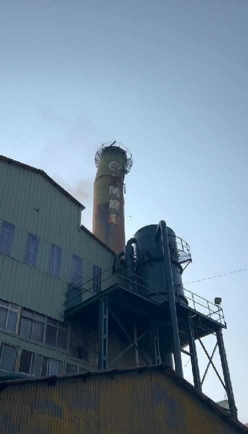 虎尾糖廠百年燒油煙囪直徑5公尺，從3、4樓高的地方斷裂墜落。(圖／翻攝畫面)