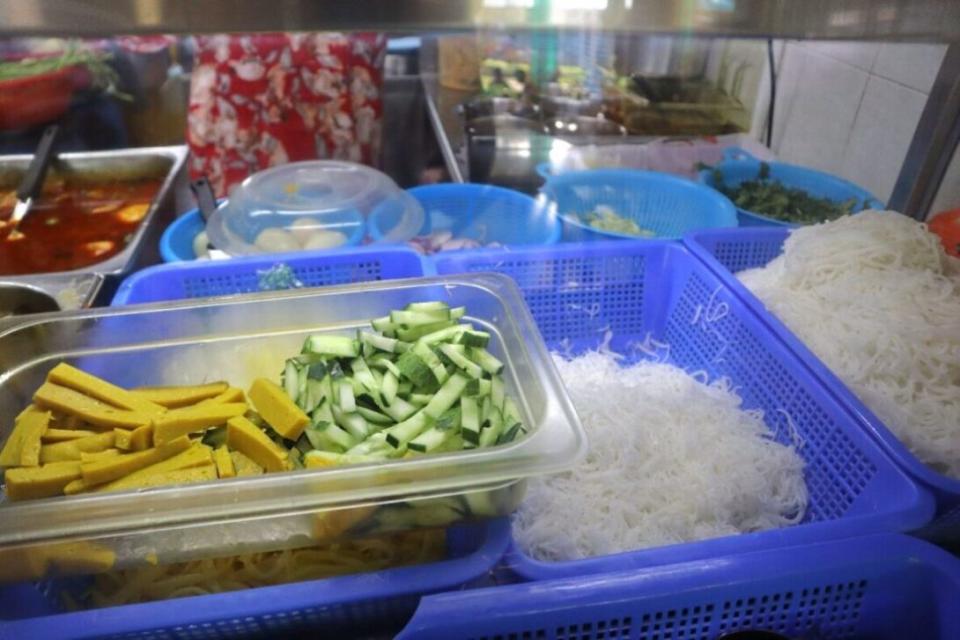 shwe kant kaw myanmar cuisine - condiments closeup