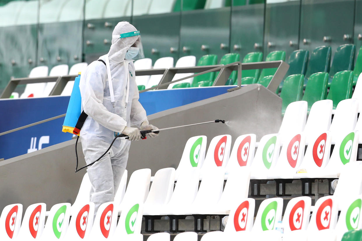 Un miembro del personal desinfecta los asientos en las gradas en el estadio Education City en Doha después de un brote de coronavirus. Los aficionados que viajen a la Copa Mundial Qatar 2022 tendrán que mostrar un resultado negativo en una prueba de la covid-19 al ingresar. (Foto: REUTERS/Ibraheem al Omari)