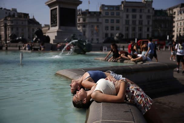 PHOTO: Two women dip their heads into the fountain in Trafalgar Square to cool off on July 19, 2022 in London. (Dan Kitwood/Getty Images)