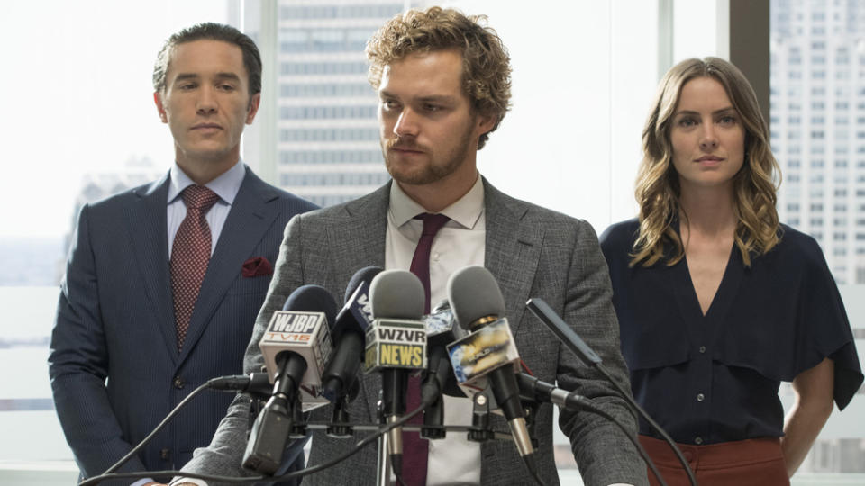 Tom Pelphrey (v.l.), Finn Jones und Jessica Stroup in "Marvel's Iron Fist"