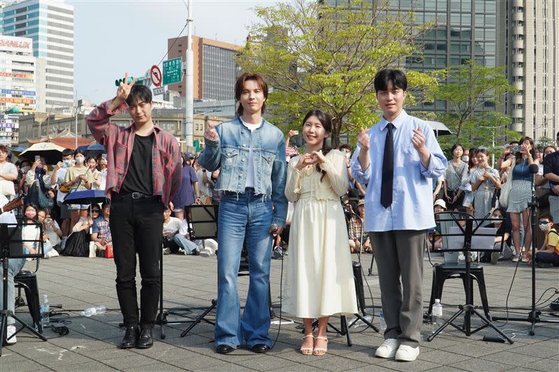 韓國知名歌唱YouTuber「OUBA MUSIC」與陳勢安在北門街頭演出。（圖／索尼音樂提供）