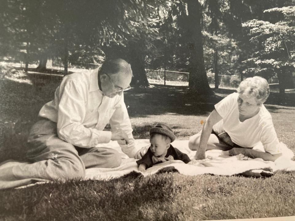 Cohen mit seiner Frau und seinem ersten Sohn, der heute 63 Jahre alt ist. - Copyright: Courtesy of I. Roy Cohen.