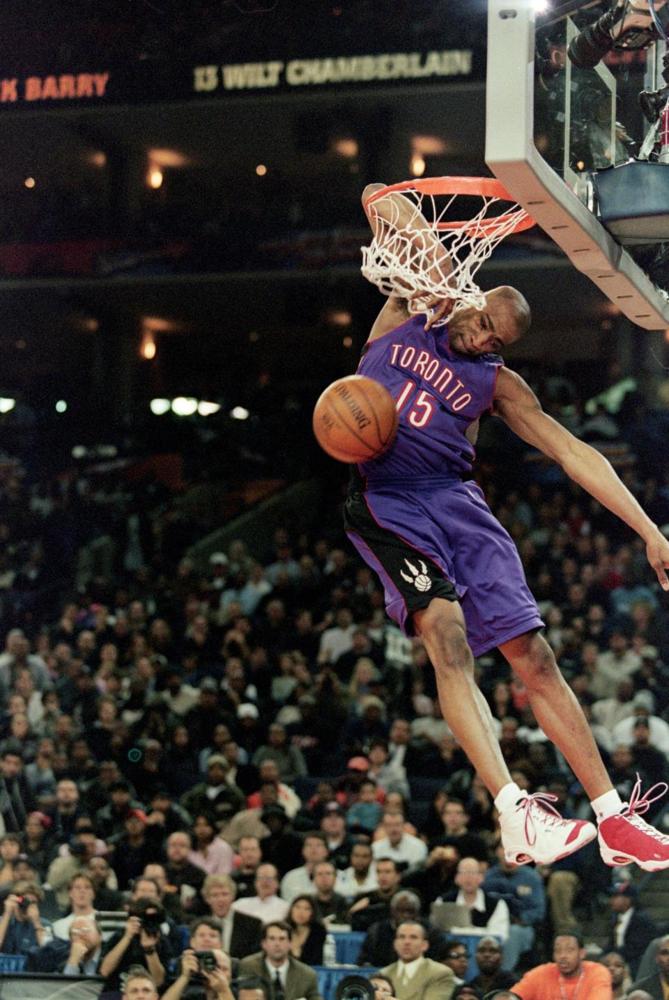 13 Feb 2000: Vince Carter #15 of the Toronto Raptors jumps to make the slam dunk during the NBA Allstar Game Slam Dunk Contest at the Oakland Coliseum in Oakland, California.    Mandatory Credit: Jed Jacobsohn  /Allsport