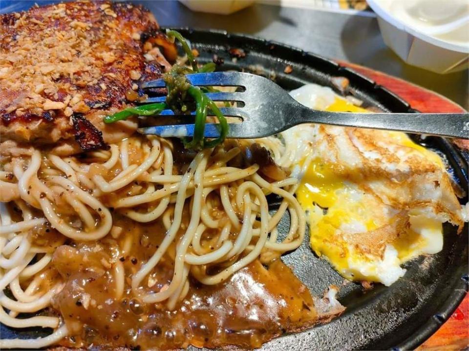 夜市排餐驚見「1配菜」她崩潰喊：比三色豆可怕！老饕卻笑了：不識貨