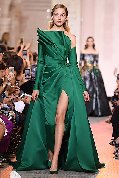 <p>Esta diseñadora siempre encanta con sus vestidos de noche, y en esta ocasión no fue la excepción. El color verde y el diseño de este vestido enamorarían a cualquiera. Foto: Pascal Le Segretain/Getty Images for Elie Saab. </p>