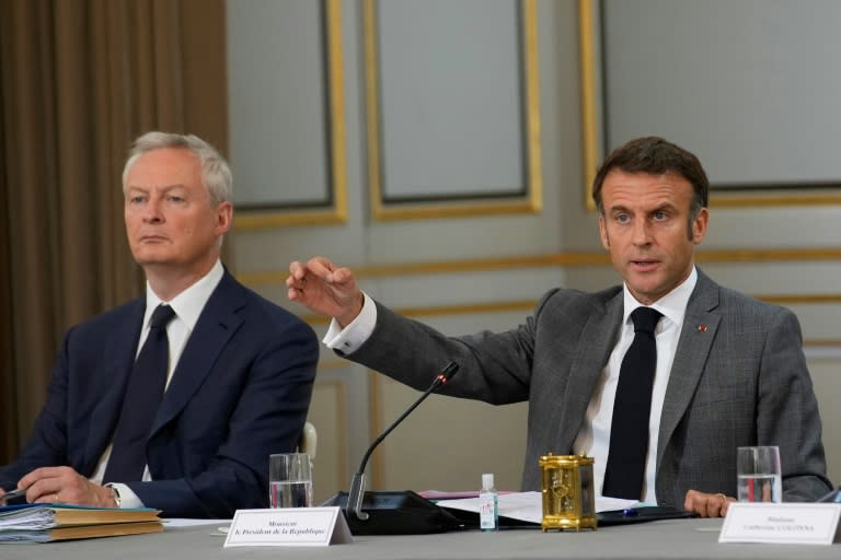 Le président Emmanuel Macron à côté du ministre de l'Économie et des Finances Bruno le Maire à l'Elysée à Paris, le 21 juillet 2023 (Christophe Ena)