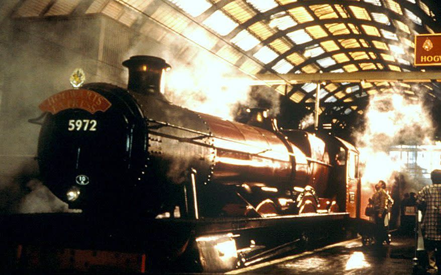 Το τρένο αναφέρεται ως Hogwarts Express στις ταινίες του Χάρι Πότερ
