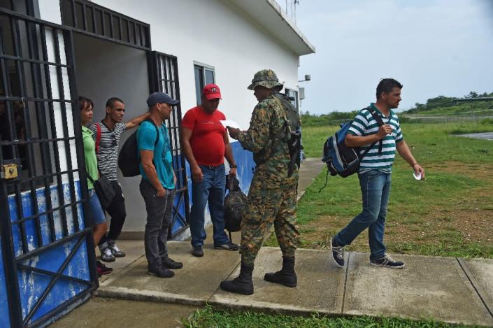 Cuban migrants get ready to board a flight to Panama City in Puerto Obaldia, Guna Yala province, 300 km southeast of Panama City on their way tot he US on May 15, 2015 (AFP Photo/Rodrigo Arangua)