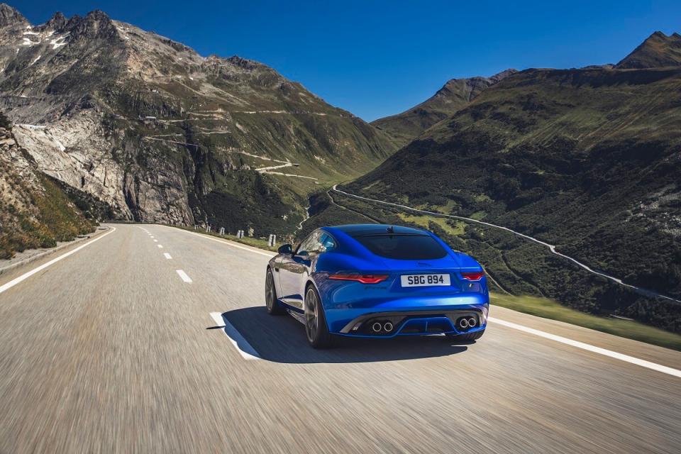 Jag_F-TYPE_R_21MY_Velocity_Blue_Reveal_Switzerland_02.12.19_08.jpg