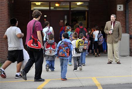 Students arrive for school in Mahnomen school district in Mahnomen, Minnesota September 26, 2013. REUTERS/Dan Koeck