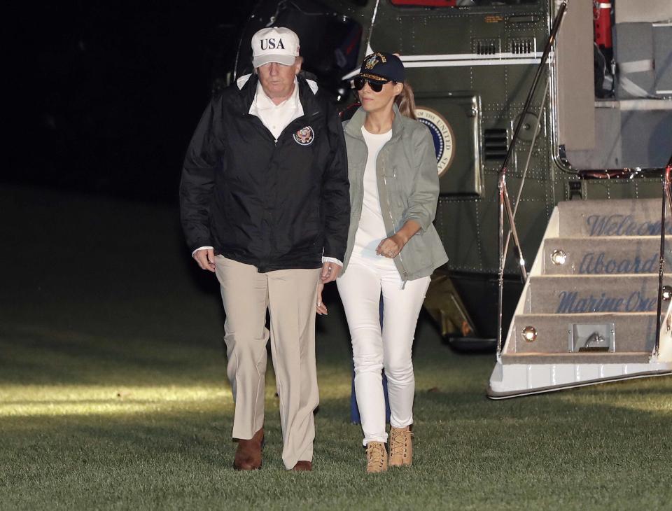 Hier kehrten Melania und Donald Trump von ihrem Puerto-Rico-Besuch zurück. Sie wieder mit Brille. (Bild: AP Photo)