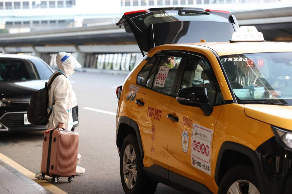 桃園機場為因應春節返鄉潮，實施接駁巴士、防疫計程車等載送旅客。   圖：桃園機場公司／提供