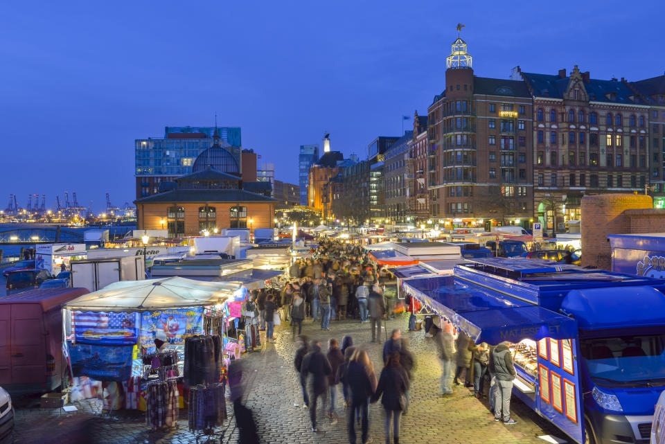 Ein Besuch des Fischmarkts gehört in Hamburg dazu (Bild: Getty Images)