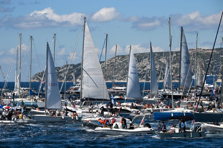 Parade maritine pour accueillir le trois-mâts Belem, transportant la flamme olympique, le 8 mai 2024 à Marseille (NICOLAS TUCAT)