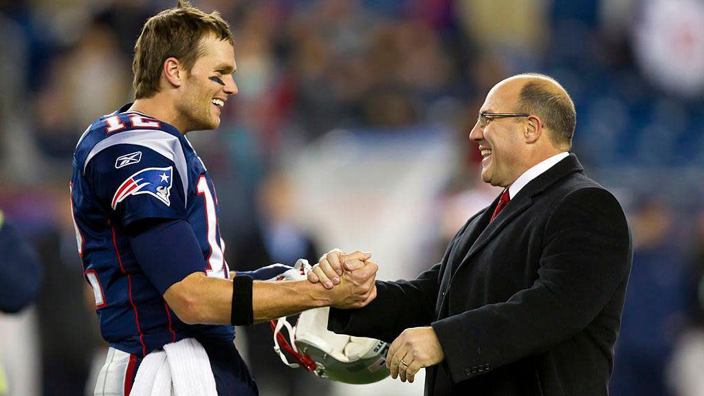 Tom Brady shakes hands with Scott Pioli