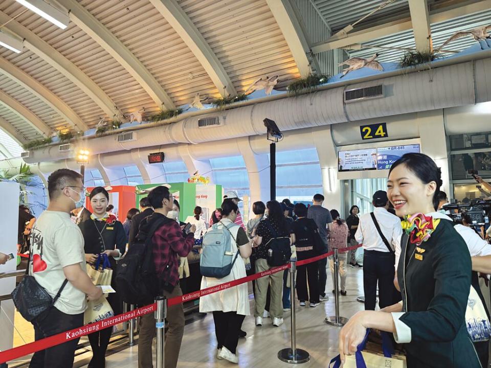 長榮航空首航高雄到香港，為乘客準備伴手禮。圖／陳建宇