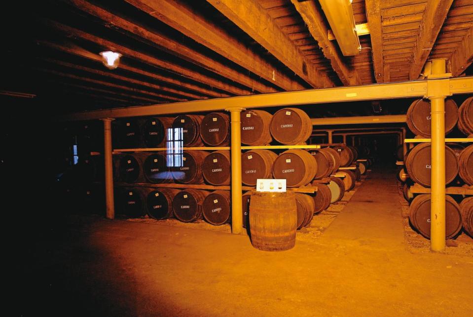 Cardhu酒廠透過傳統鋪地式酒窖（Dunnage Warehouse）存放，雖然存放數量有限，卻有利於酒液熟成。
