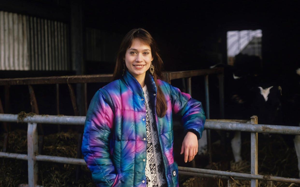Leah Bracknell as Zoe Tate on the Emmerdale set in 1989 - Hulton Archive