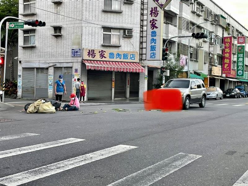 阿嬤趕去擺攤賣菜的途中發生車禍。（圖／翻攝自 就是愛台東）