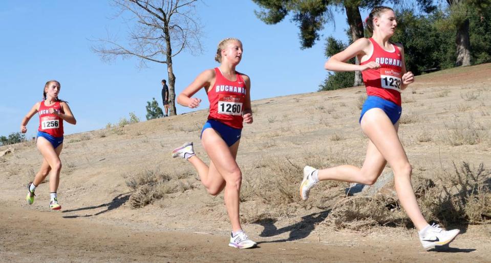 Buchanan High senior Stefania Sesock, the eventual winner in 17:56.89, chases teammates Avery Hutchison and Tayler Torosian heading into the first mle of the TRAC cross country championships at Woodward Park on Nov. 9, 2023. JUAN ESPARZA LOERA/jesparza@vidaenelvalle.com