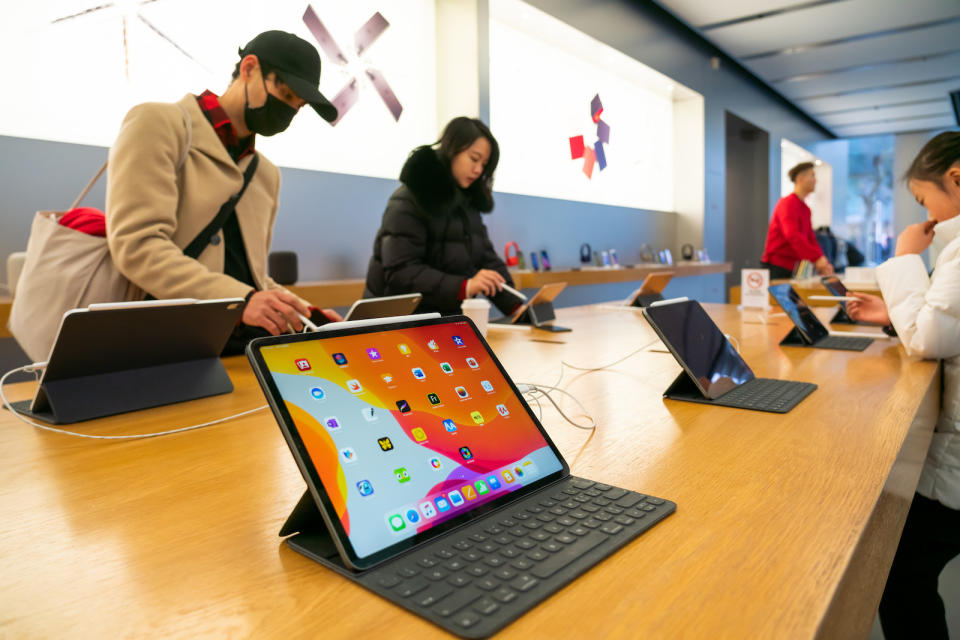 SHANGHAI, CHINA - 2020/01/12: Customers admire iPad Pro products in an Apple retail store in Shanghai. (Photo by Alex Tai/SOPA Images/LightRocket via Getty Images)