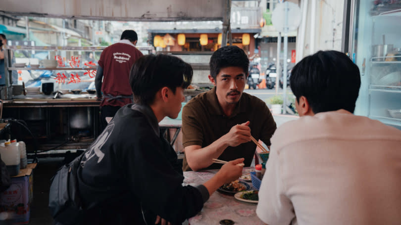 《關於未知的我們》梁正群（中）在劇中是邱宇辰（左）的合作夥伴，更像是一個老大哥般的存在。（圖／結果娛樂）