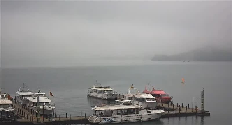 拉魯島瞬間被濃霧吞噬，日月潭上午兩度對船家發出禁航令。(圖／翻攝畫面)