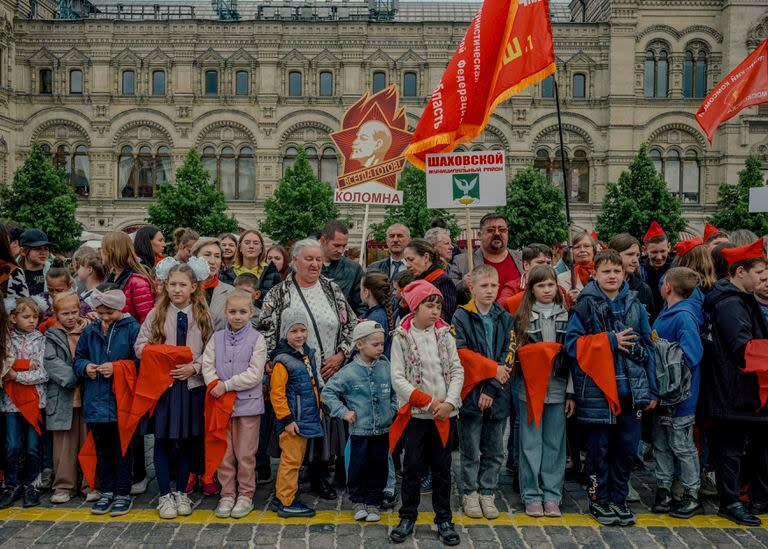 Celebración para los nuevos miembros de una organización juvenil comunista, en la Plaza Roja de Moscú, el 21 de mayo de 2023. Una nueva generación está siendo educada para adoptar valores patrióticos desde una edad temprana. (Nanna Heitmann/The New York Times)