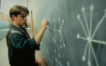 Nicht minder erfolgreich wurde das Drama "Good Will Hunting", in dem Matt Damon 1997 ein hochbegabtes Mathe-Genie derart überzeugend spielte, dass er zum ersten Mal in seiner Karriere für den Oscar nominiert wurde. Mit seiner Figur hat der Schauspieler mehr gemeinsam, als man auf den ersten Blick vermuten würde: Damon besitzt einen IQ von 160 und gilt damit als hochbegabt. (Bild: George Kraychyk/Miramax Film Corp.)