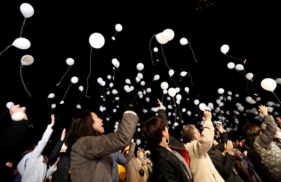 <p>People release balloons as they take part in a New Year countdown event in celebrations to ring in 2018 in Tokyo, Japan January 1, 2018. (Photo: Toru Hanai/Reuters) </p>