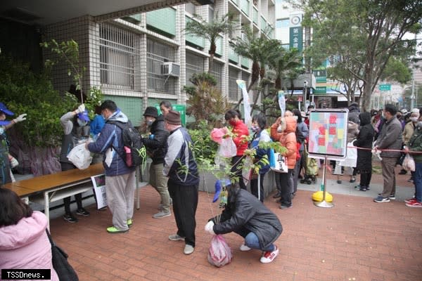 新竹林區管理處為響應一一○年植樹月「森存之道」主題，同步在大湖工作站、竹東工作站、烏來工作站等六個地點辦理贈苗活動，歡迎鄉親來植樹。（記者江乾松攝）