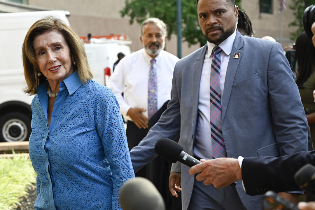 La representante demócrata Nancy Pelosi, presidenta emérita de la Cámara de Representantes, a la izquierda, llega a la sede nacional del partido con otros miembros demócratas de la cámara baja para hablar sobre el futuro de la candidatura del presidente Joe Biden a la presidencia de Estados Unidos, el martes 9 de julio de 2024, en Washington. (AP Photo/John McDonnell)