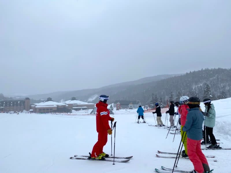 ▲Club Med的免費分齡分級專業滑雪課程，從穿戴裝備到初上雪道都是手把手教學，非常適合享受滑雪樂趣。（圖／記者蕭涵云攝）