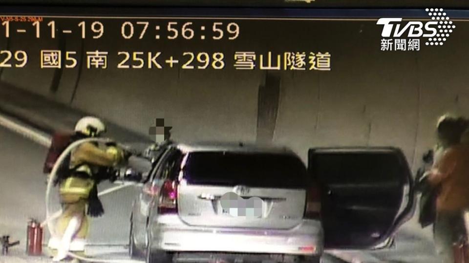 雪隧內火燒車，警消馳援，車內3人逃生。(圖／TVBS)