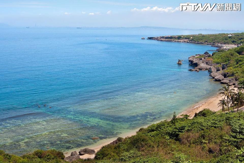 即將進入旅遊旺季，不少民眾改往南部旅遊，屏東小琉球湧進大批遊客。（圖／翻攝交通部觀光署）