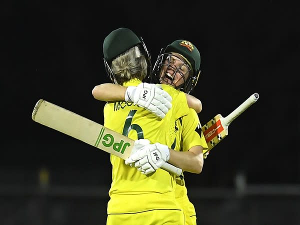 Nicola Carey and Beth Mooney (Photo/ ICC Twitter)