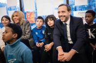 <p>Brigitte Macron et Adrien Taquet, mercredi après-midi, à «La maison bleue», un centre social et culturel dans le XVIIIe arrondissement de Paris.</p>