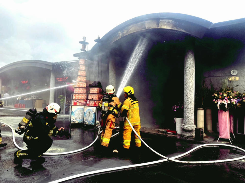 高雄殯儀館靜思園寄棺室發生火警。消防人員救援灌救（記者鐘敏綺／翻攝）。